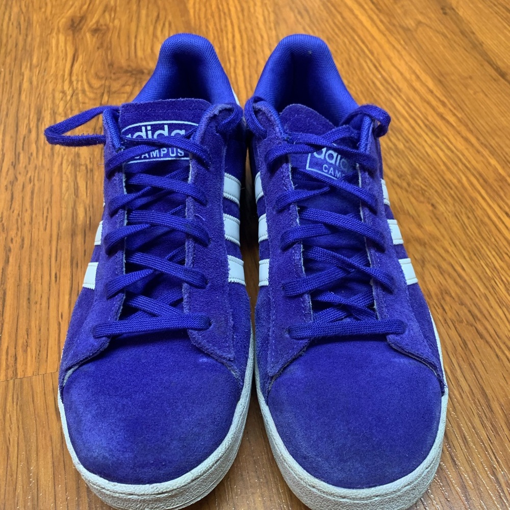 Size 6. Suede material. Gently used, no box.No filter, this is the color! 💙